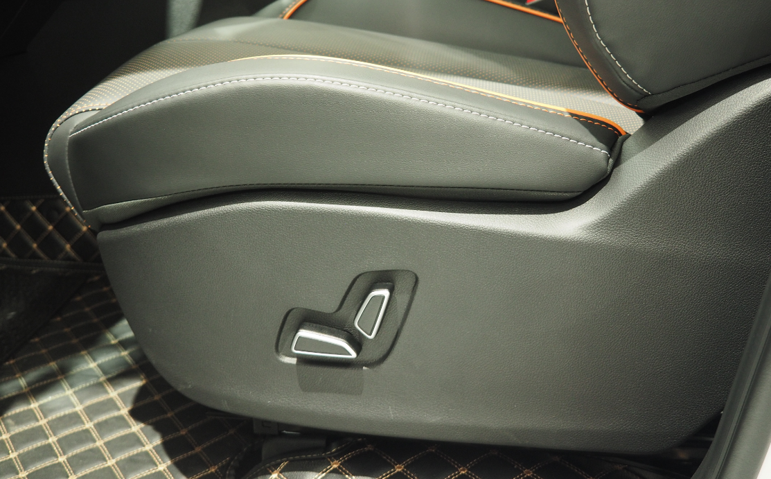 1011 实拍欧尚4+1.png 1011 实拍欧尚4+1.png